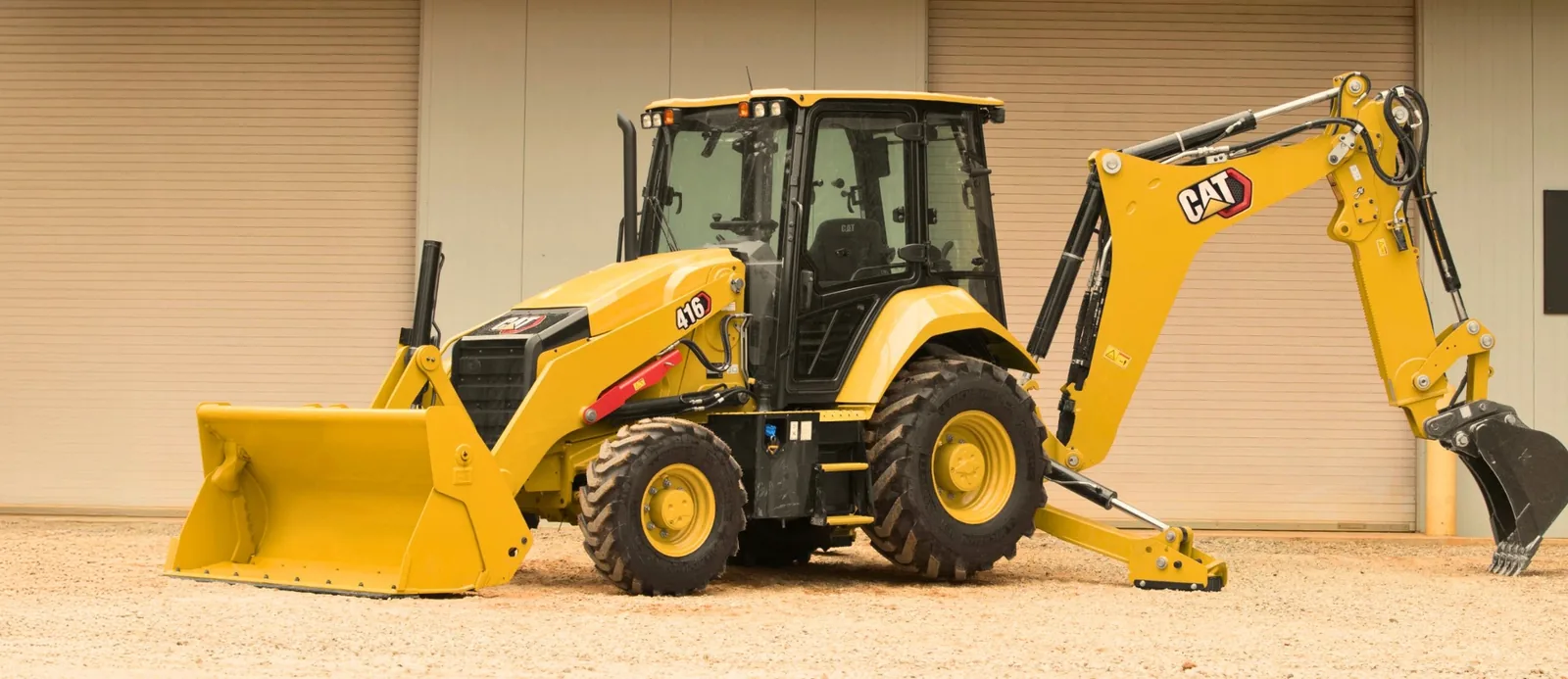 Retroescavadeira Caterpillar, linha atendida pelos kits de reparo de vedações da Força Máxima Vedações